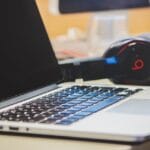 Światłowód a internet mobilny – dlaczego warto mieć oba?