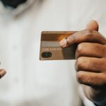 Osoba płacąca online smartfonem i kartą kredytową