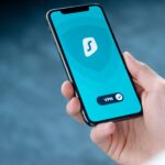Dłoń trzyma smartfon z aplikacją VPN do bezpiecznego przeglądania sieci