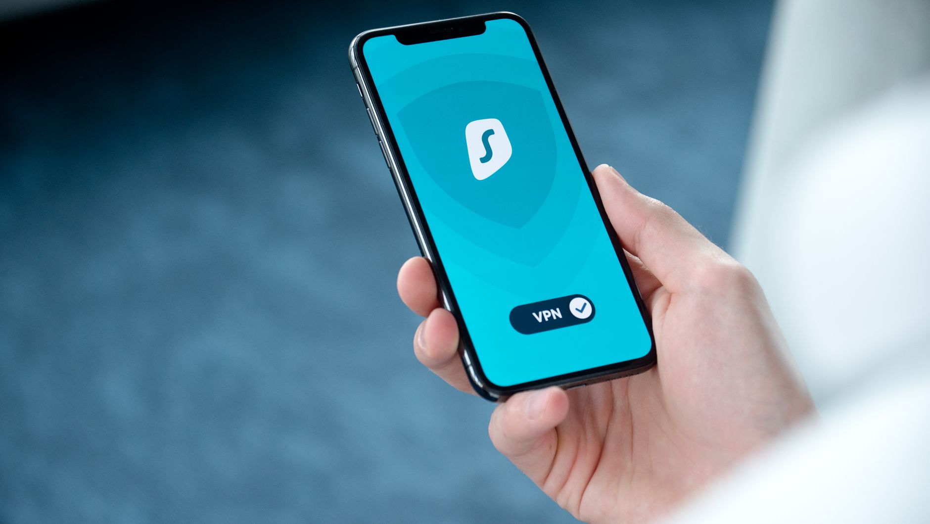 Dłoń trzyma smartfon z aplikacją VPN do bezpiecznego przeglądania sieci