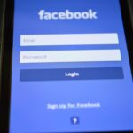Ataki na social media: jak odzyskać przejęte konto Facebook, Instagram, TikTok Ekran smartfona z panelem logowania do Facebooka