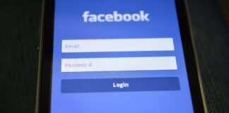 Ekran smartfona z panelem logowania do Facebooka