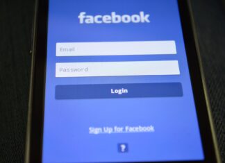 Ataki na social media: jak odzyskać przejęte konto Facebook, Instagram, TikTok Ekran smartfona z panelem logowania do Facebooka