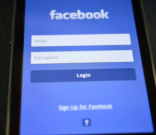 Ataki na social media: jak odzyskać przejęte konto Facebook, Instagram, TikTok Ekran smartfona z panelem logowania do Facebooka