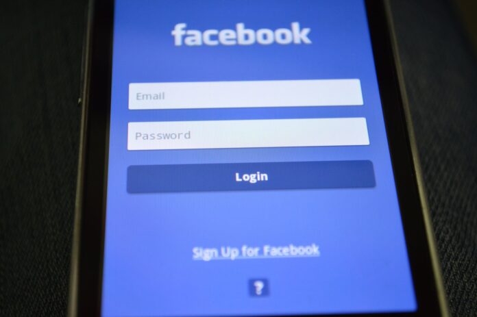 Ekran smartfona z panelem logowania do Facebooka Ekran smartfona z panelem logowania do Facebooka