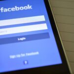 Telefon z ekranem logowania do Facebooka
