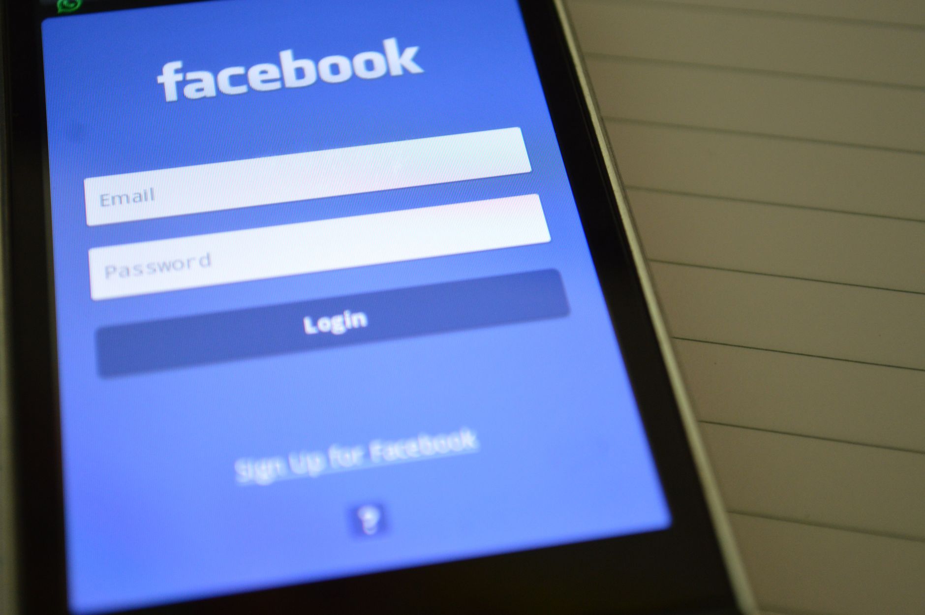 Telefon z ekranem logowania do Facebooka