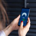 Czy można ufać aplikacjom VPN z darmowego Google Play i App Store jakie pytania zadać przed instalacją oraz które praktyki bezpieczeństwa są ważniejsze niż sam wybór usługi Kobiece dłonie uruchamiają aplikację VPN na smartfonie