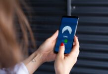 Czy można ufać aplikacjom VPN z darmowego Google Play i App Store jakie pytania zadać przed instalacją oraz które praktyki bezpieczeństwa są ważniejsze niż sam wybór usługi Kobiece dłonie uruchamiają aplikację VPN na smartfonie