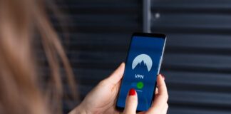 Czy można ufać aplikacjom VPN z darmowego Google Play i App Store jakie pytania zadać przed instalacją oraz które praktyki bezpieczeństwa są ważniejsze niż sam wybór usługi Kobiece dłonie uruchamiają aplikację VPN na smartfonie