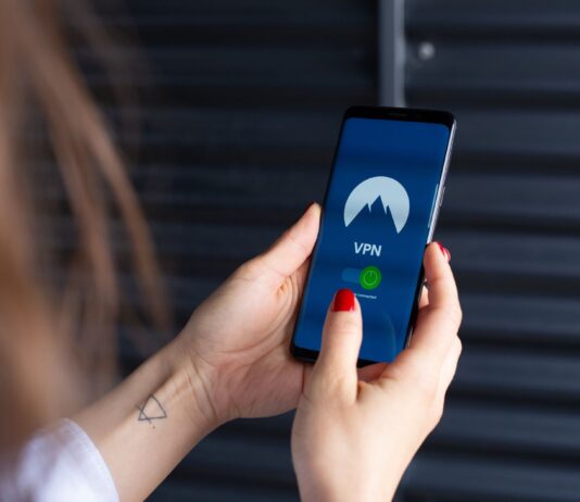 Czy można ufać aplikacjom VPN z darmowego Google Play i App Store jakie pytania zadać przed instalacją oraz które praktyki bezpieczeństwa są ważniejsze niż sam wybór usługi Kobiece dłonie uruchamiają aplikację VPN na smartfonie