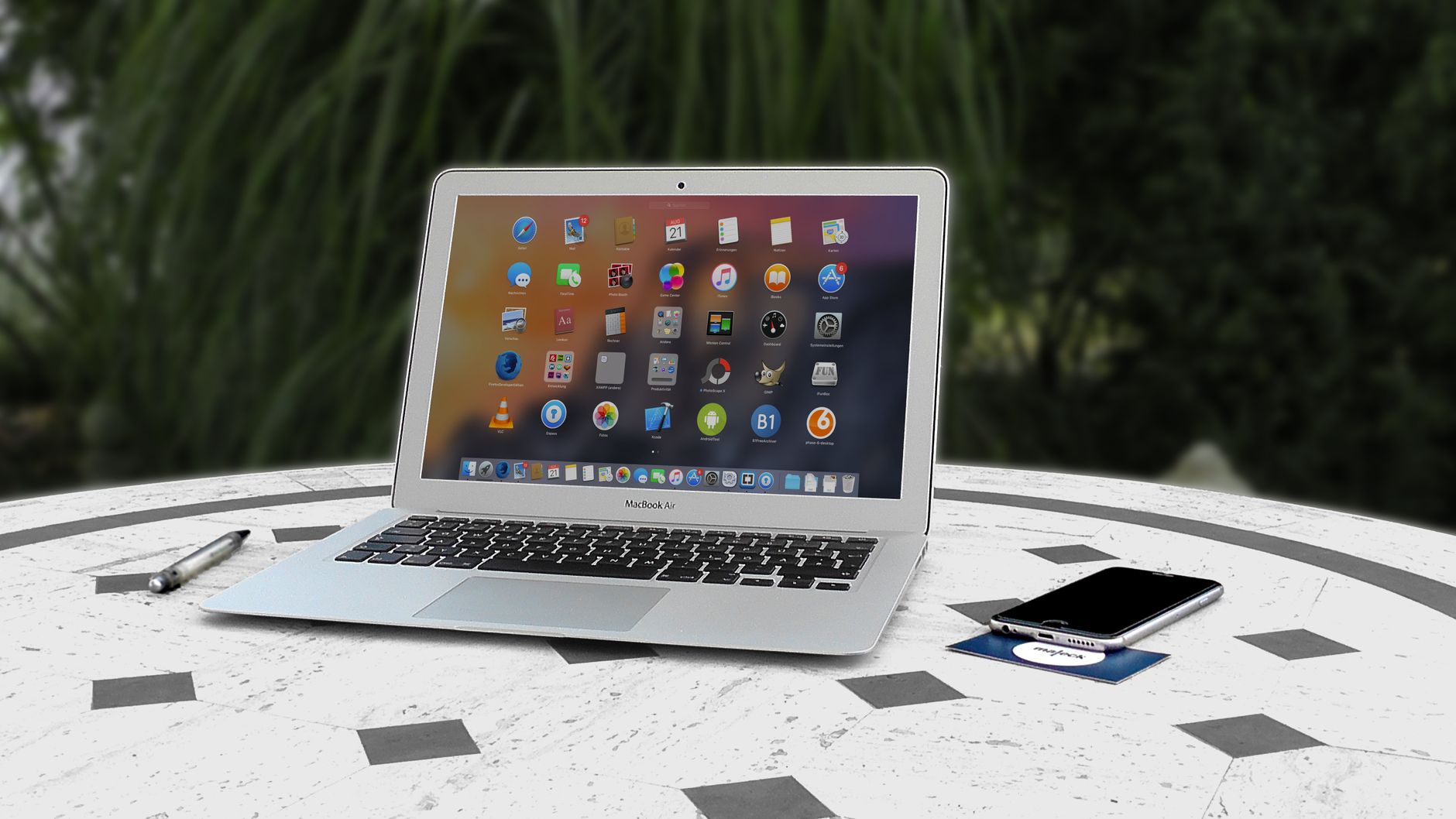 Laptop i smartfon na białym stole w plenerze podczas korzystania z internetu