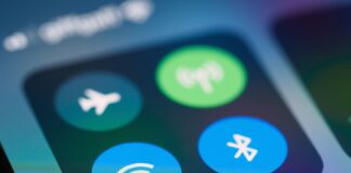Zbliżenie na panel sterowania smartfona z ikonami Wi‑Fi i Bluetooth