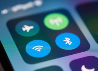Zbliżenie na panel sterowania smartfona z ikonami Wi‑Fi i Bluetooth