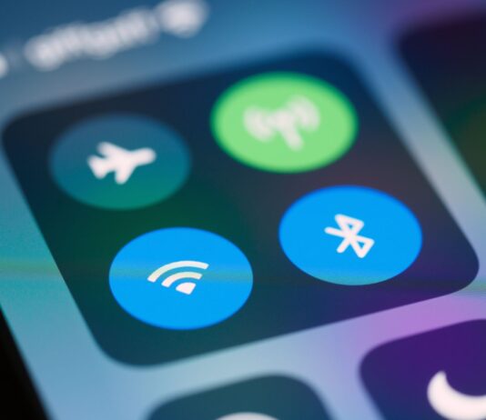 eSIM w Polsce 2026: jak działa cyfrowa karta w sieci mobilnej Zbliżenie na panel sterowania smartfona z ikonami Wi‑Fi i Bluetooth