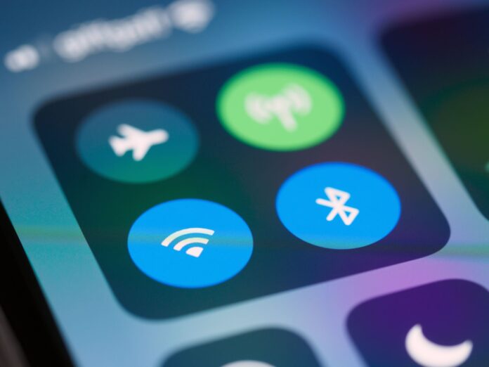 Zbliżenie na panel sterowania smartfona z ikonami Wi‑Fi i Bluetooth Zbliżenie na panel sterowania smartfona z ikonami Wi‑Fi i Bluetooth