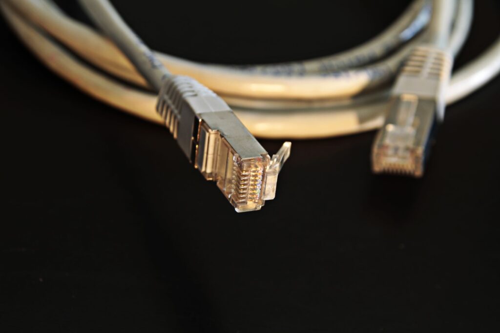 Kabel Cat 5e, Cat 6 czy Cat 7 – jaki przewód Ethernet wybrać do domowej sieci?