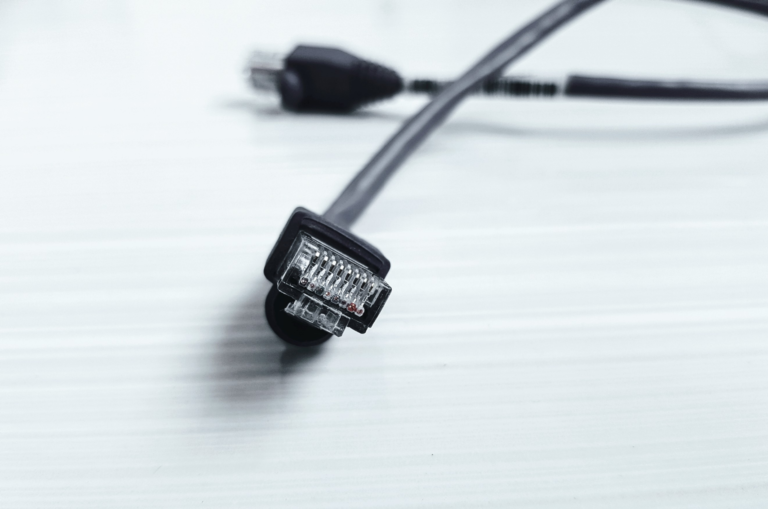 Kabel Cat 5e, Cat 6 czy Cat 7 – jaki przewód Ethernet wybrać do domowej sieci?