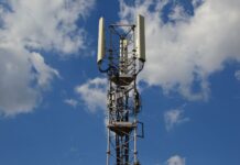Wieża telekomunikacyjna na tle błękitnego nieba