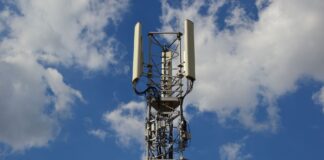 Wieża telekomunikacyjna na tle błękitnego nieba