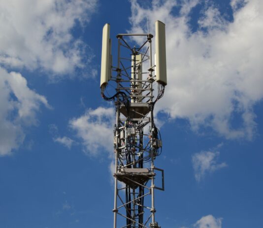 Brak internetu mimo pełnego zasięgu LTE/5G na telefonie: jak zdiagnozować usterkę? Wieża telekomunikacyjna na tle błękitnego nieba