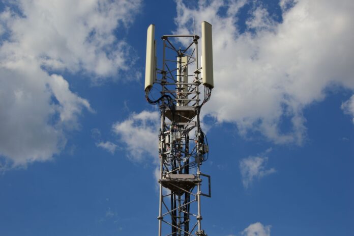 Wieża telekomunikacyjna na tle błękitnego nieba Wieża telekomunikacyjna na tle błękitnego nieba